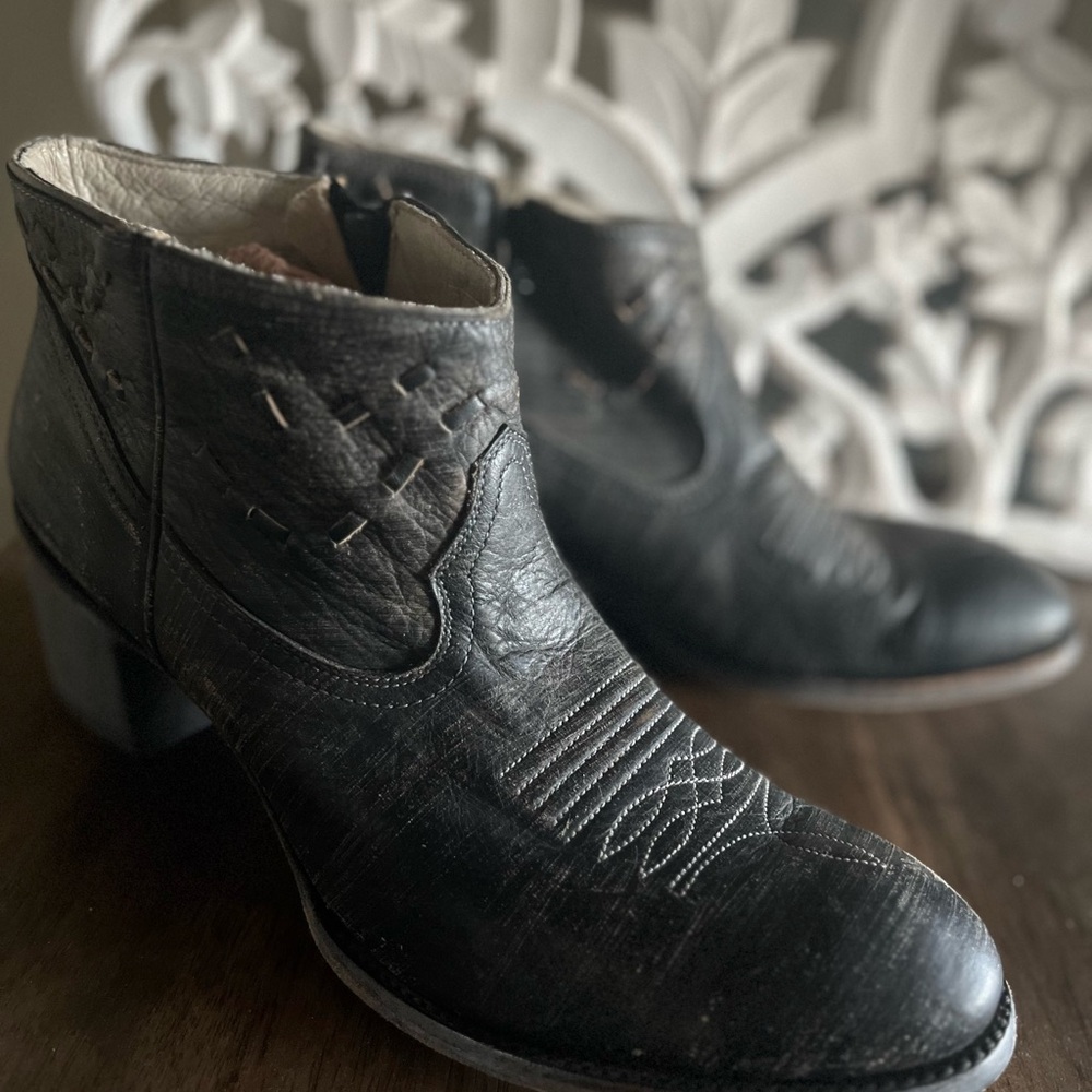 Old Gringo ankle boots, sz 10 wm, black distressed excellent condition